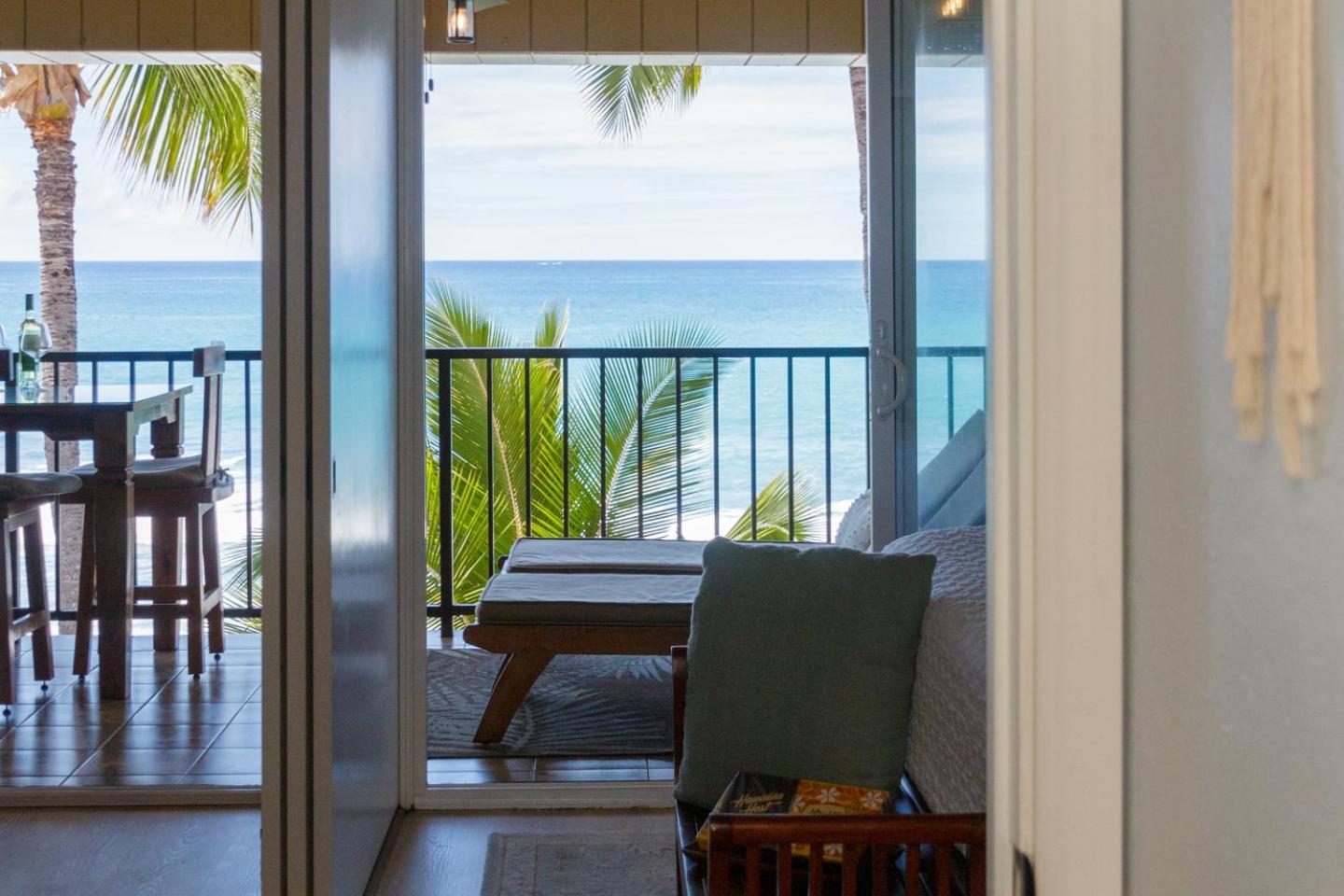 Apartment Ocean-front Penthouse, Sunsets, Whales, Surfers! Newly Remodeled!