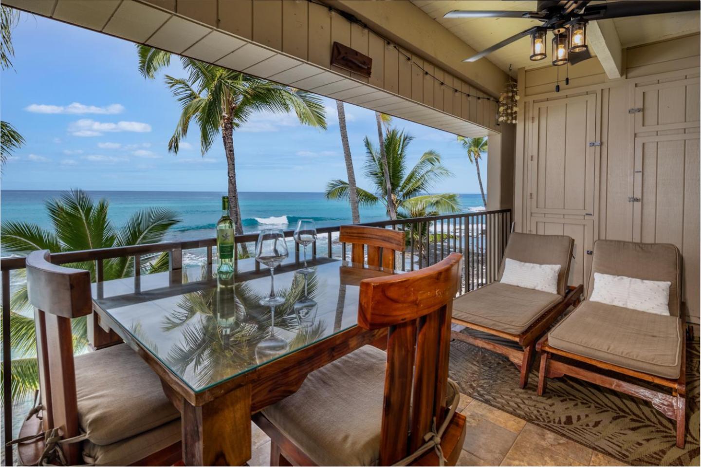 Ocean-front Penthouse, Sunsets, Whales, Surfers! Newly Remodeled! Apartment Kailua-Kona