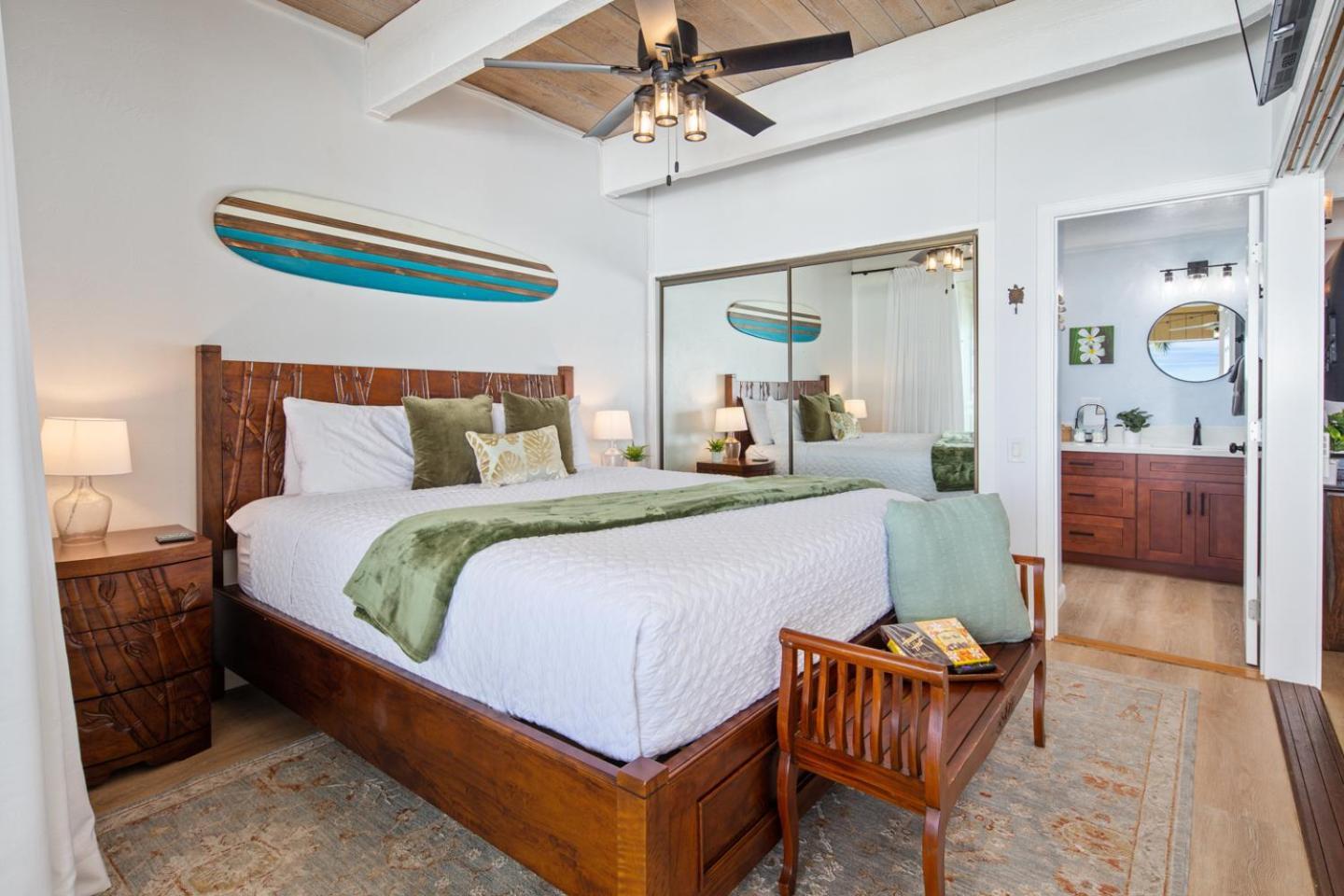 Apartment Ocean-front Penthouse, Sunsets, Whales, Surfers! Newly Remodeled! Kailua-Kona