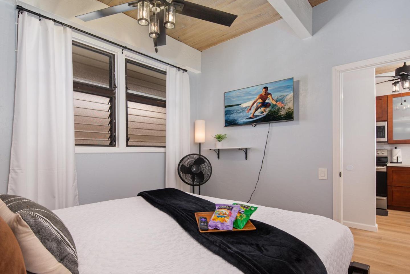 Ocean-front Penthouse, Sunsets, Whales, Surfers! Newly Remodeled!