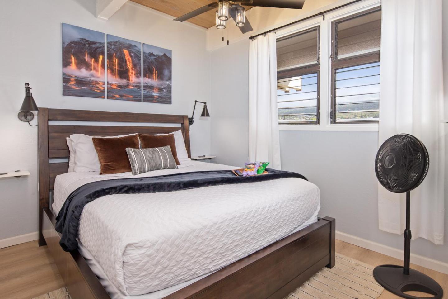 Ocean-front Penthouse, Sunsets, Whales, Surfers! Newly Remodeled! Kailua-Kona