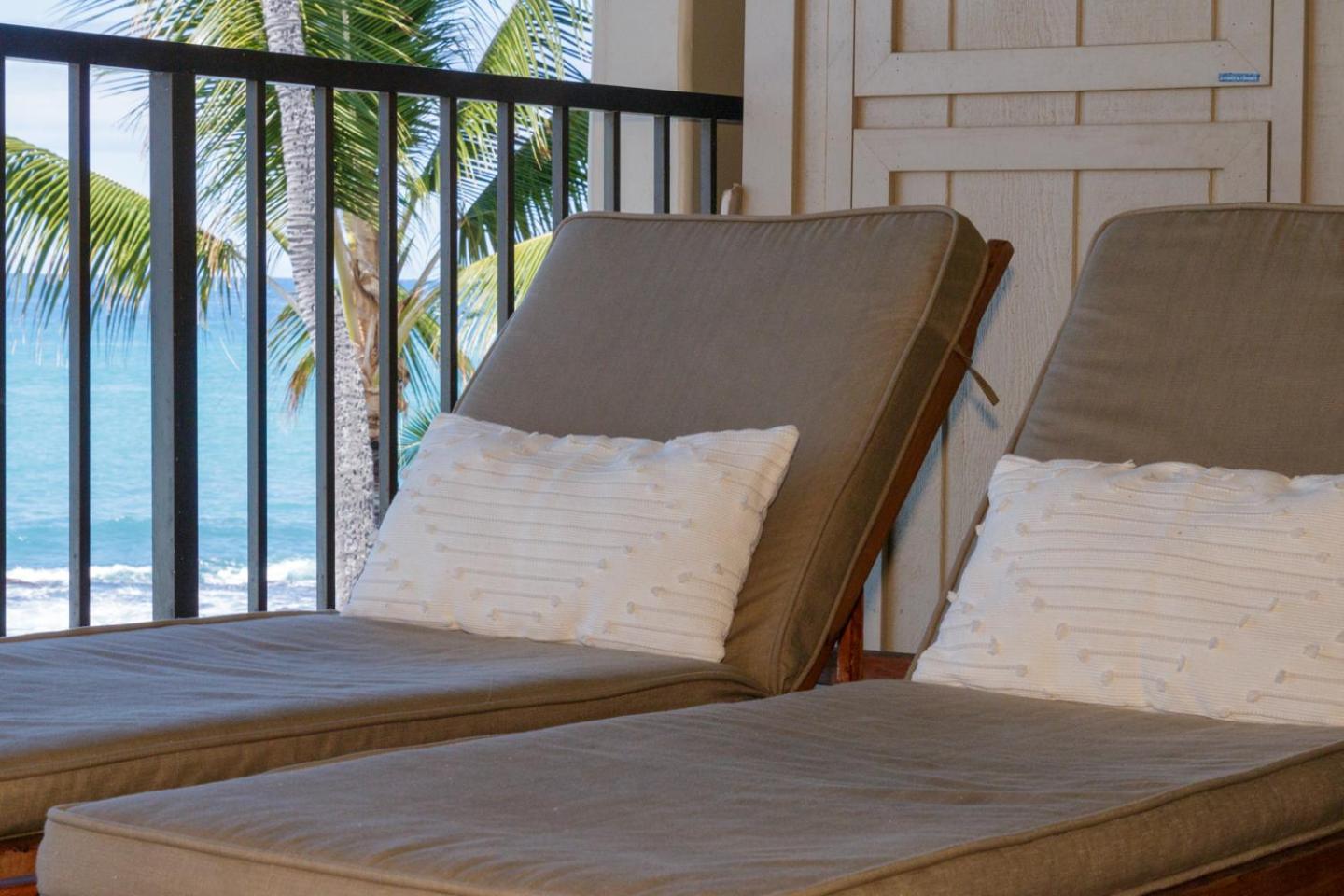 Ocean-front Penthouse, Sunsets, Whales, Surfers! Newly Remodeled! * Kailua-Kona