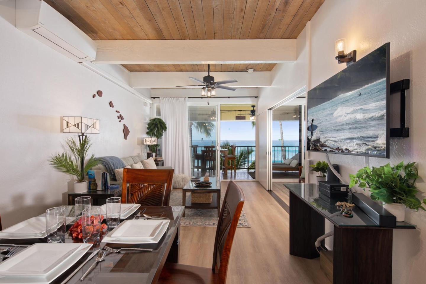 Ocean-front Penthouse, Sunsets, Whales, Surfers! Newly Remodeled! Apartment