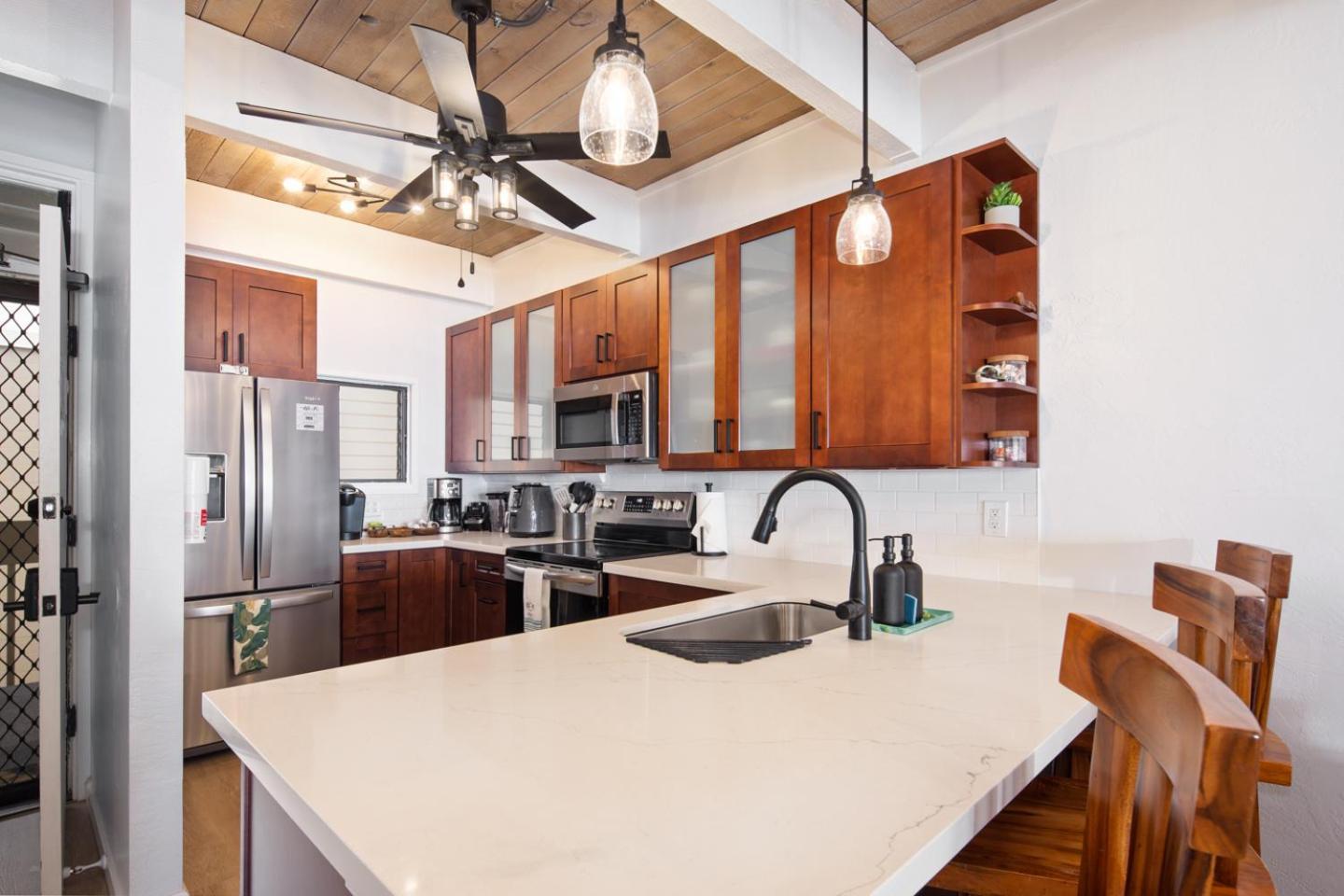 Ocean-front Penthouse, Sunsets, Whales, Surfers! Newly Remodeled! Apartment *