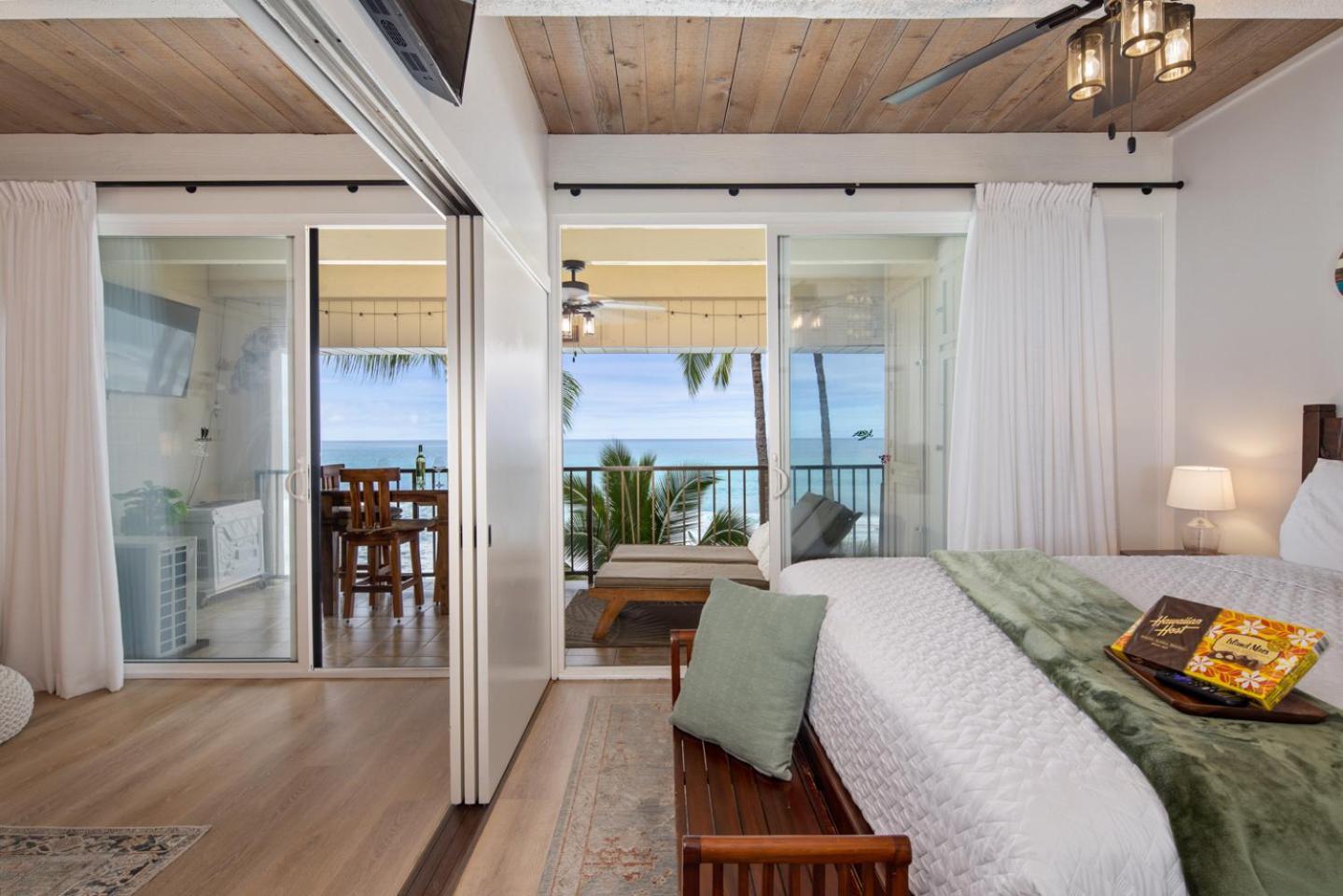 Apartment Ocean-front Penthouse, Sunsets, Whales, Surfers! Newly Remodeled! Kailua-Kona