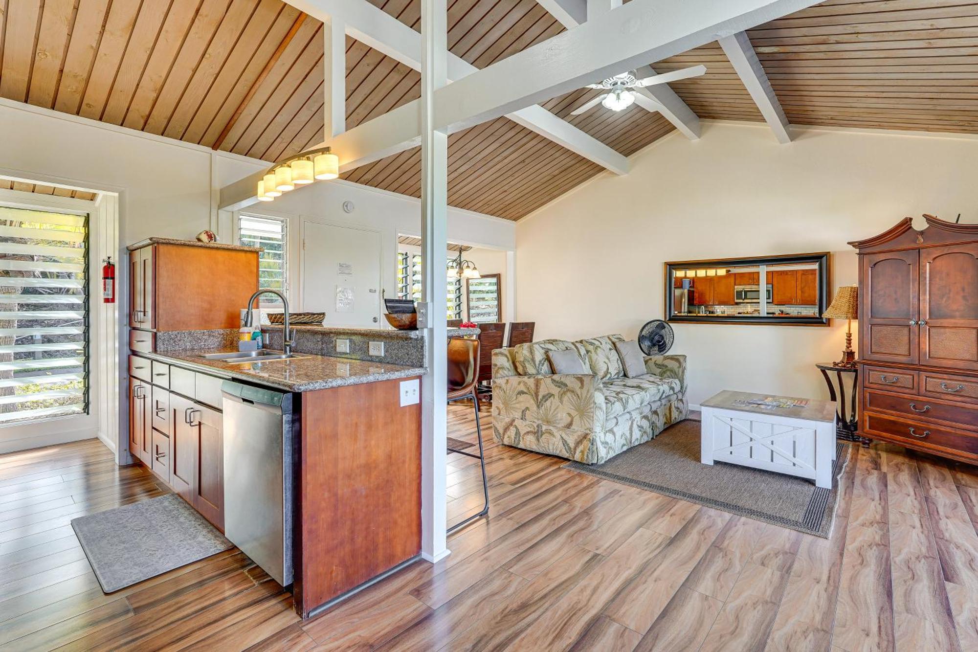 1 Mi To With Pool Access! *