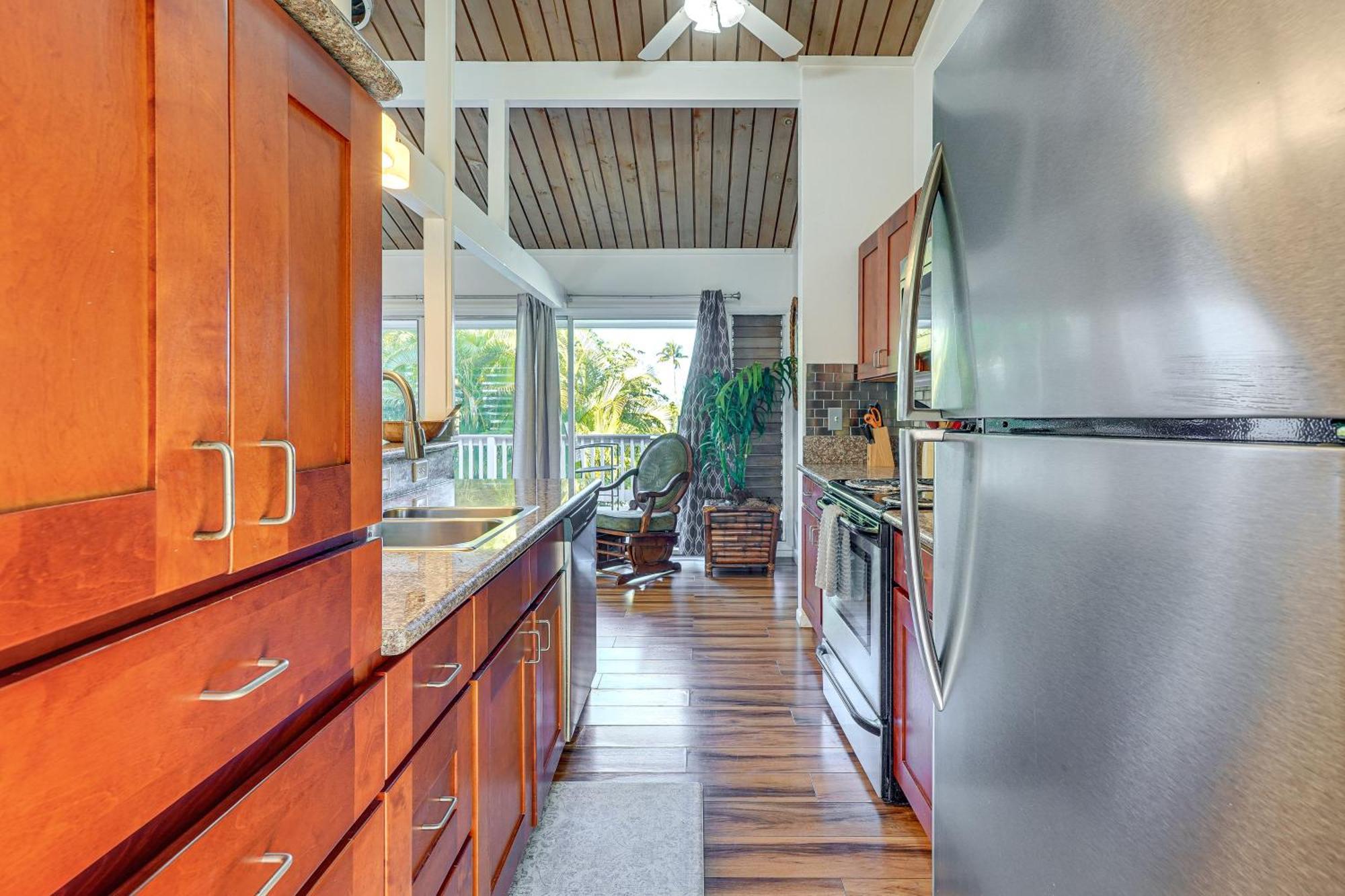 1 Mi To With Pool Access! *