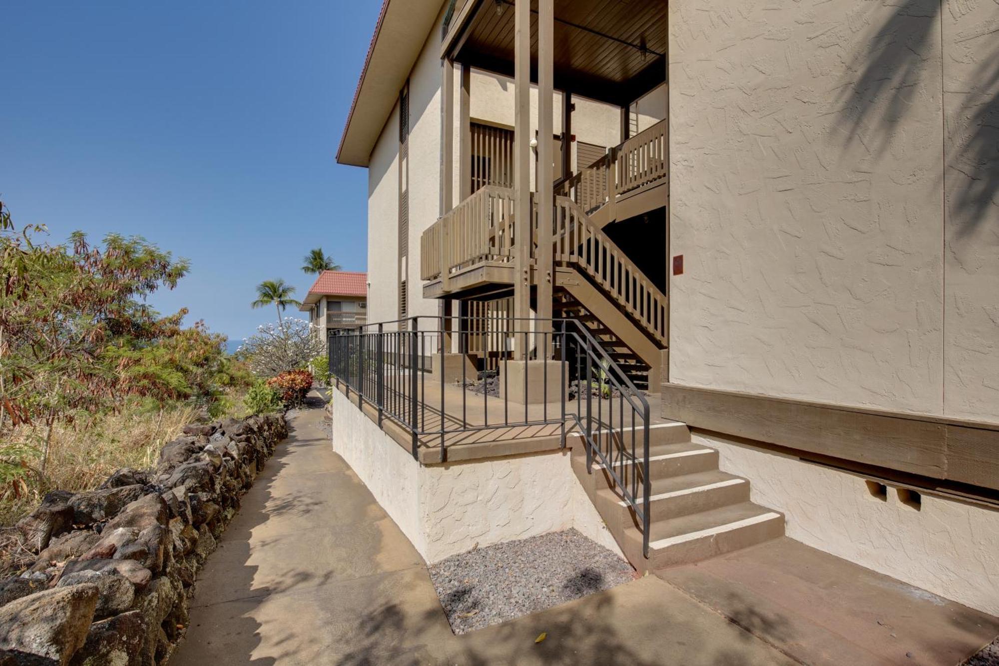 Steps To And Downtown! Apartment