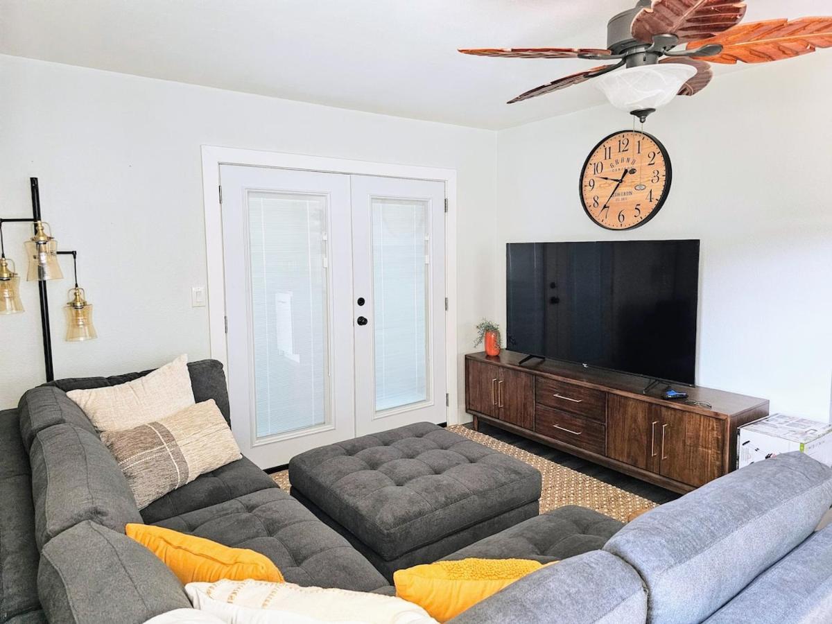 Comfort Location Reasonable Price 2 Blocks 2 The *