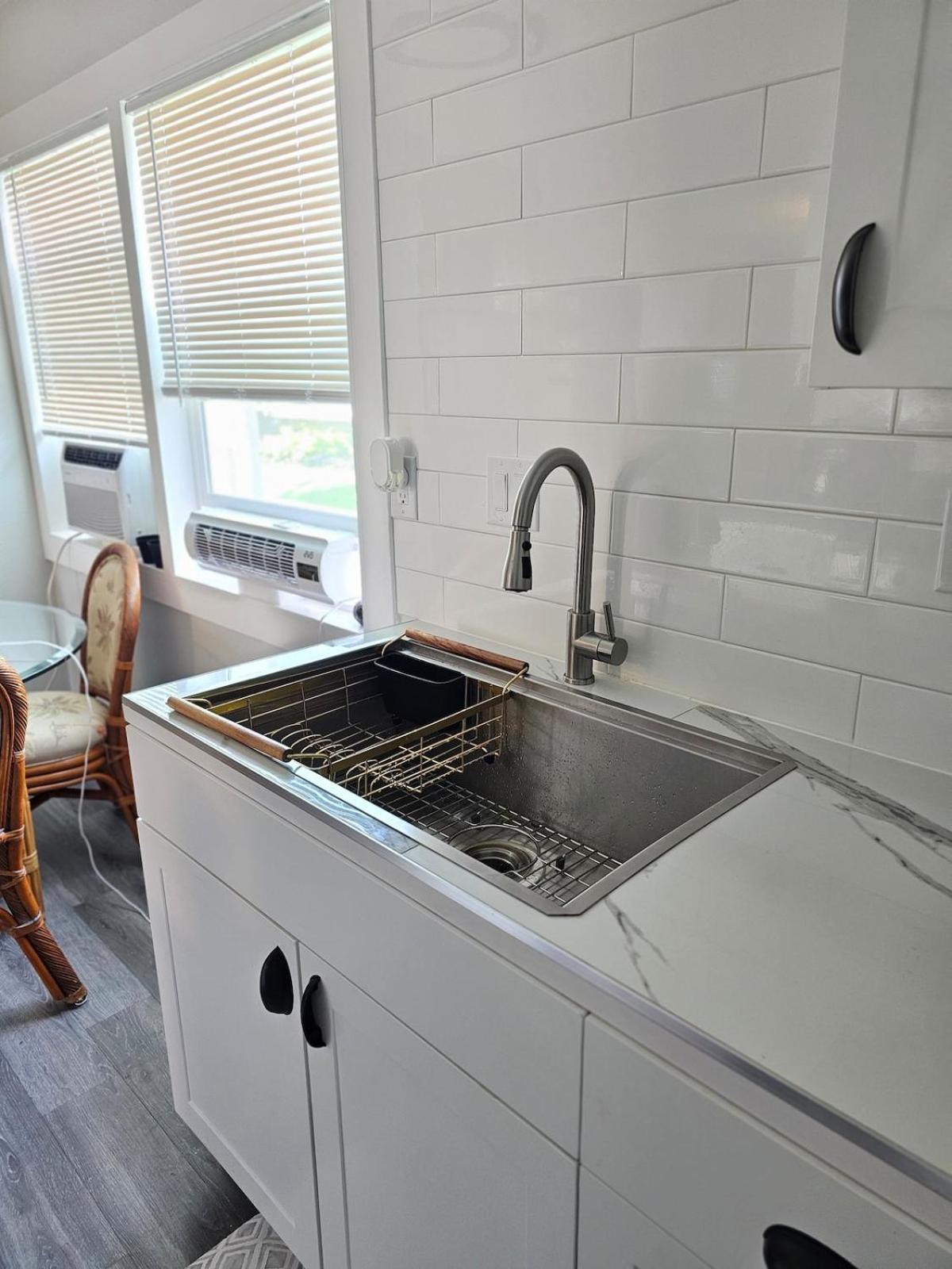 Comfort Location Reasonable Price 2 Blocks 2 The *