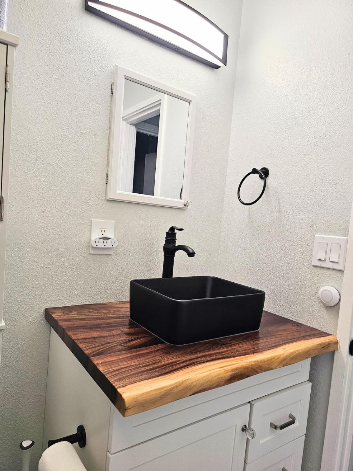 Apartment Comfort Location Reasonable Price 2 Blocks 2 The *